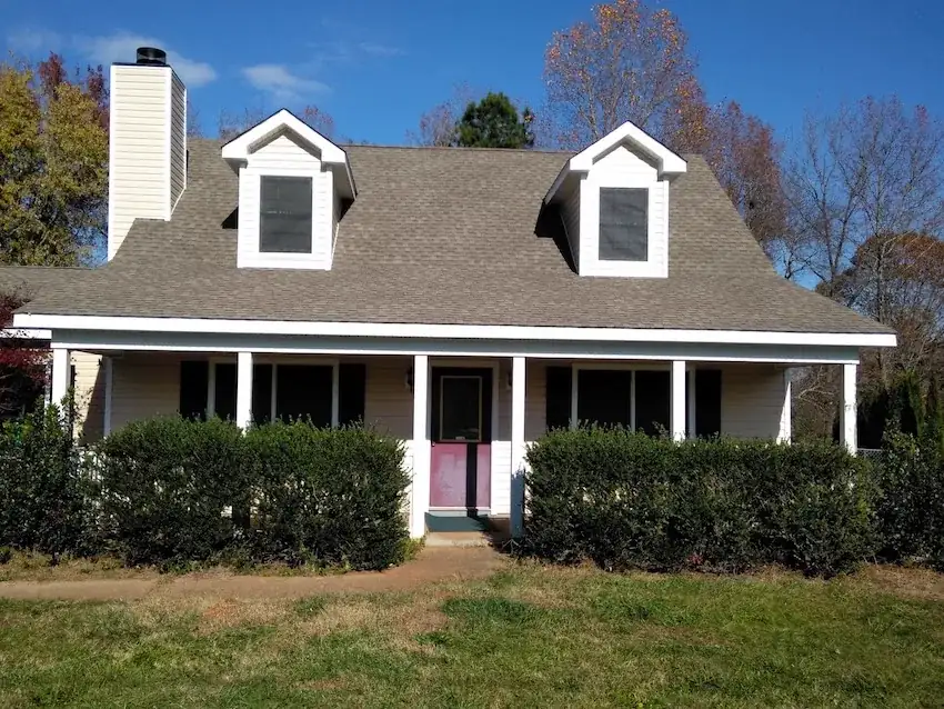New vinyl siding installed on a Braselton, Georgia home by EZY Exteriors